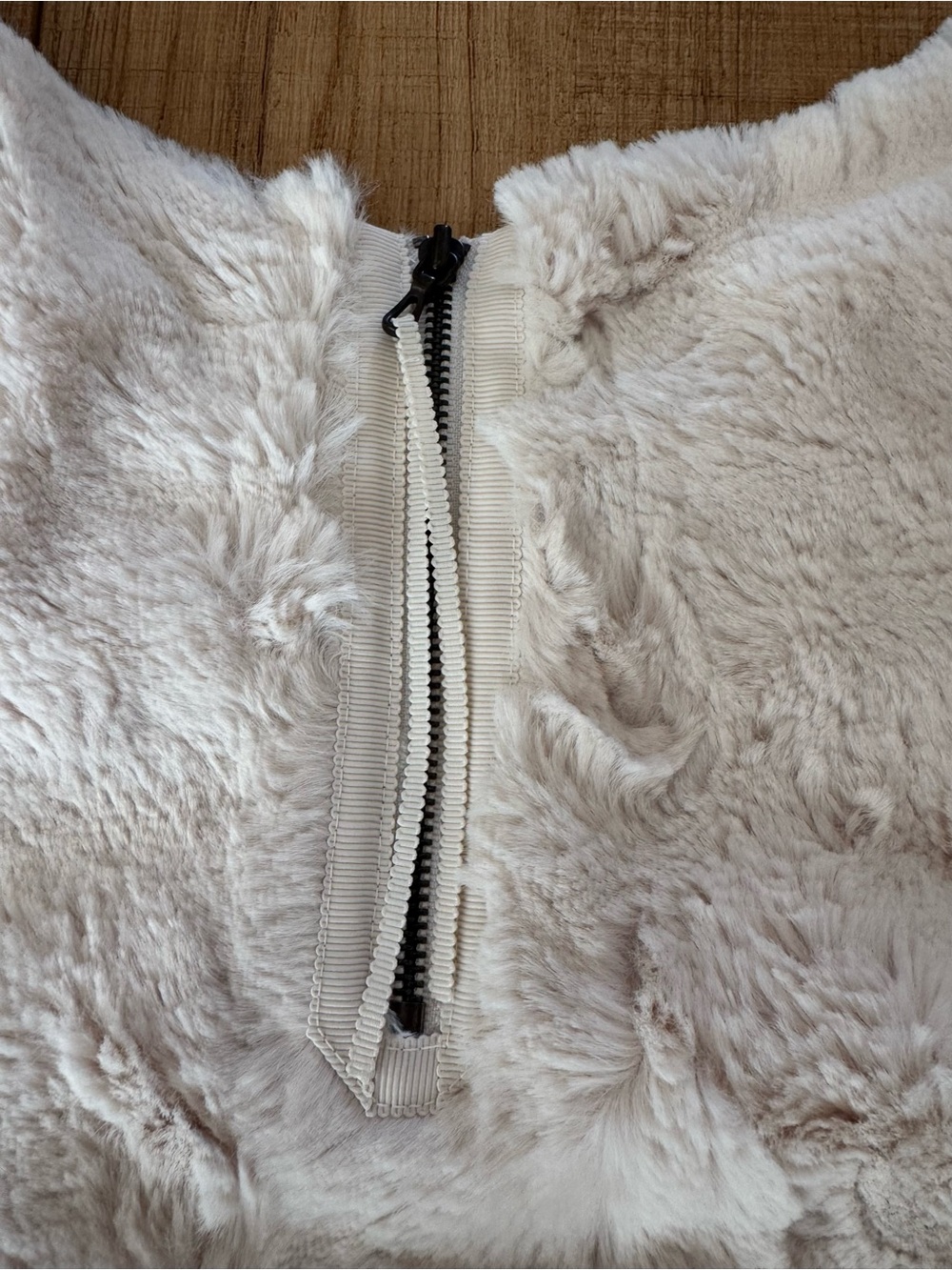 By Anthropologie Ivory Faux Fur Textured Top Short Sleeve Back Zip Holiday Cream - Picture 7 of 12